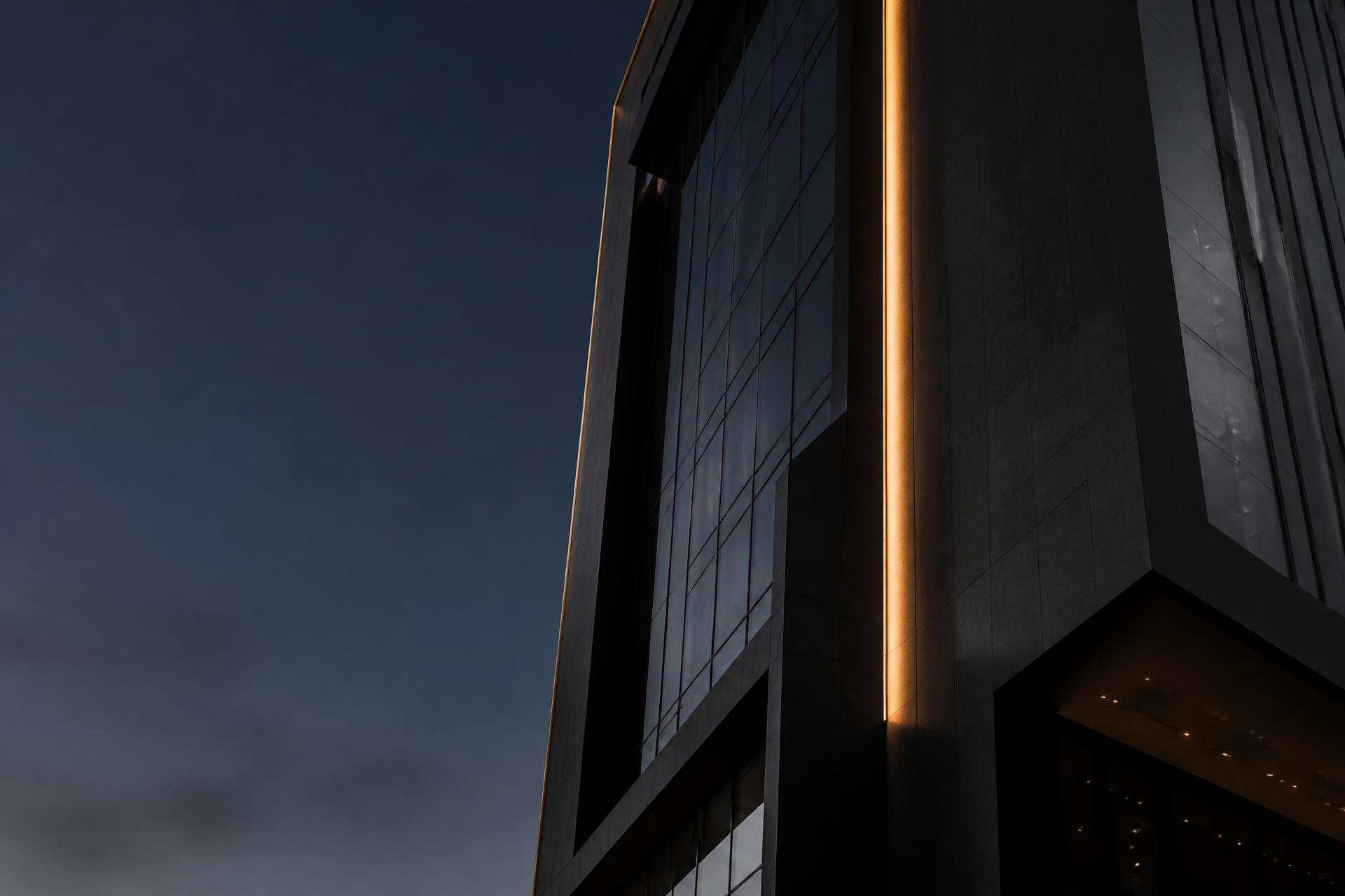 Arquitetura corporativa contemporânea iluminada em dourado